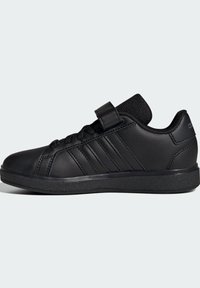 Czarny but sportowy z syntetyczną cholewką ze skóry, wiązany z przodu na sznurowadła, z paskiem na rzep i teksturowaną gumową podeszwą. Trzy czarne paski po bokach.