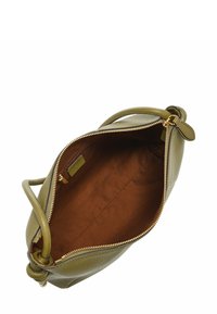 Borsa a mano in pelle verde oliva con superficie texturizzata, zip in ottone e interno in tessuto marrone. La borsa presenta un manico singolo e una chiusura con zip.