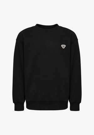 Deux enfants portant des sweatshirts et pantalons noirs assortis, debout devant un fond uni, l'un regardant de face, l'autre de côté.