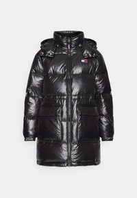 Chaqueta acolchada negra de material brillante, con capucha, cierre de cremallera y dos bolsillos frontales con un logo de la marca en el pecho.