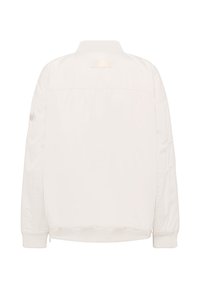 Witte bomberjack met geribbelde kraag en boorden, een gladde textuur en een klein zijvak. Eenvoudig ontwerp zonder zichtbare logo's of versieringen.