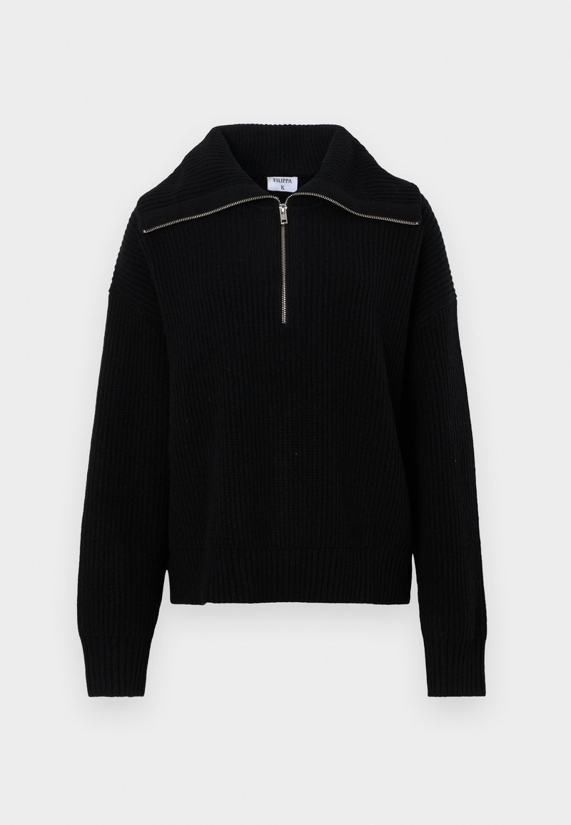 Svart stickad tröja med hög krage och halvdragkedja. Har ribbad yta och långa ärmar, vilket ger en lös passform.