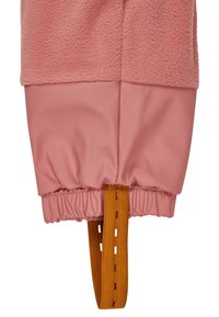 Rosa Fleece-Oberteil mit glattem rosa Stoff darunter, ausgestattet mit einem elastischen Saum und einem kontrastierenden senfgelben Träger mit Aussparungen.