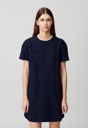 Abito navy a maniche corte con strisce orizzontali, dotato di due tasche frontali e scollo rotondo. Tessuto testurizzato con dettagli sottili.