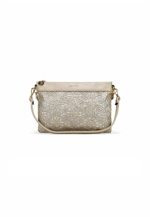 Bolso cruzado de cuero plateado con relieve floral, parte superior beige, herrajes dorados y correa ajustable. Textura suave, forma rectangular compacta.