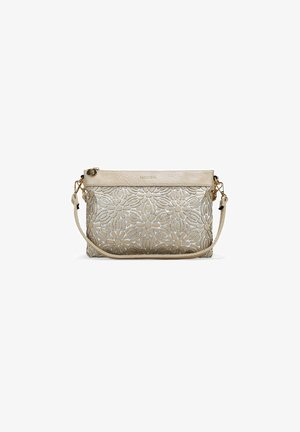 Bolso cruzado de cuero plateado con relieve floral, parte superior beige, herrajes dorados y correa ajustable. Textura suave, forma rectangular compacta.