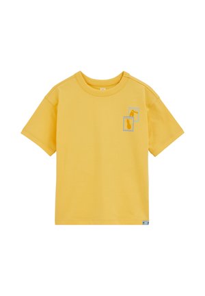 Geltoni trumpomis rankovėmis marškinėliai su apvalia apykakle ir dviem mažais rėmeliais apvestais atspaudais — tukano ir ananaso — kairėje krūtinės pusėje.