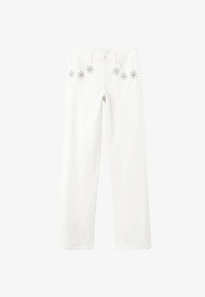 Blugi albi, cu croială dreaptă, cu ținte argintii în formă de stea de-a lungul buzunarelor din față și a buclelor pentru curea, cu închidere prin nasture și fermoar.