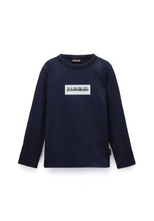 Chemise bleu marine à manches longues avec un patch logo rectangulaire blanc affichant "Napapijri geographic", centré sur la poitrine.