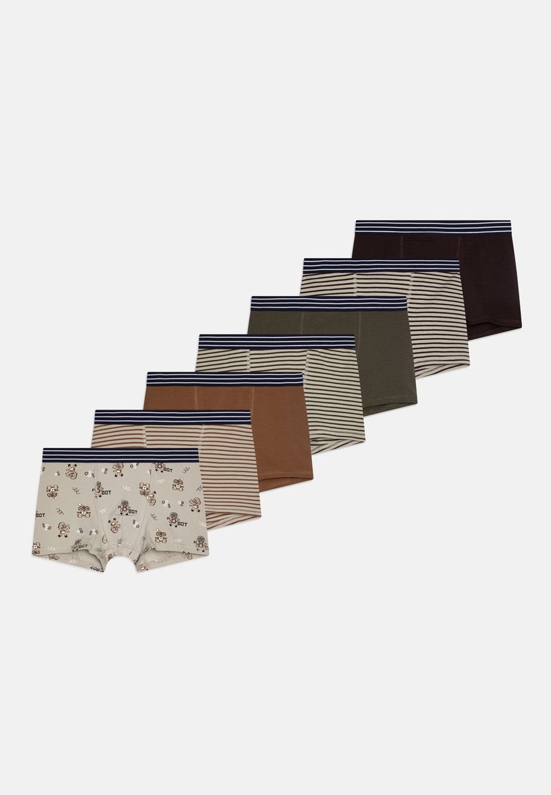 Sett med syv gutteboxere i bomull. Fargene inkluderer beige med mønster, brun, oliven og mørke nyanser; marineblå stripete elastisk midjebånd.