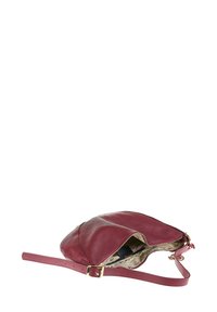Borsa a tracolla in pelle borgogna con finitura testurizzata, dotata di apertura con zip e tracolla regolabile. Interno foderato in tessuto con motivo.