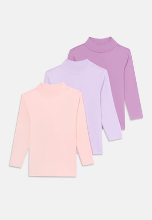 Tre magliette a maniche lunghe con collo alto a coste, in rosa pastello, lavanda e malva, disposte su uno sfondo bianco.