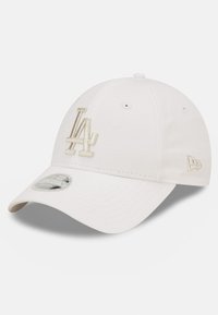 Gorra de béisbol blanca de algodón con el logo bordado "LA" en beige, costura en capas, visera curvada y correa ajustable en la parte posterior.