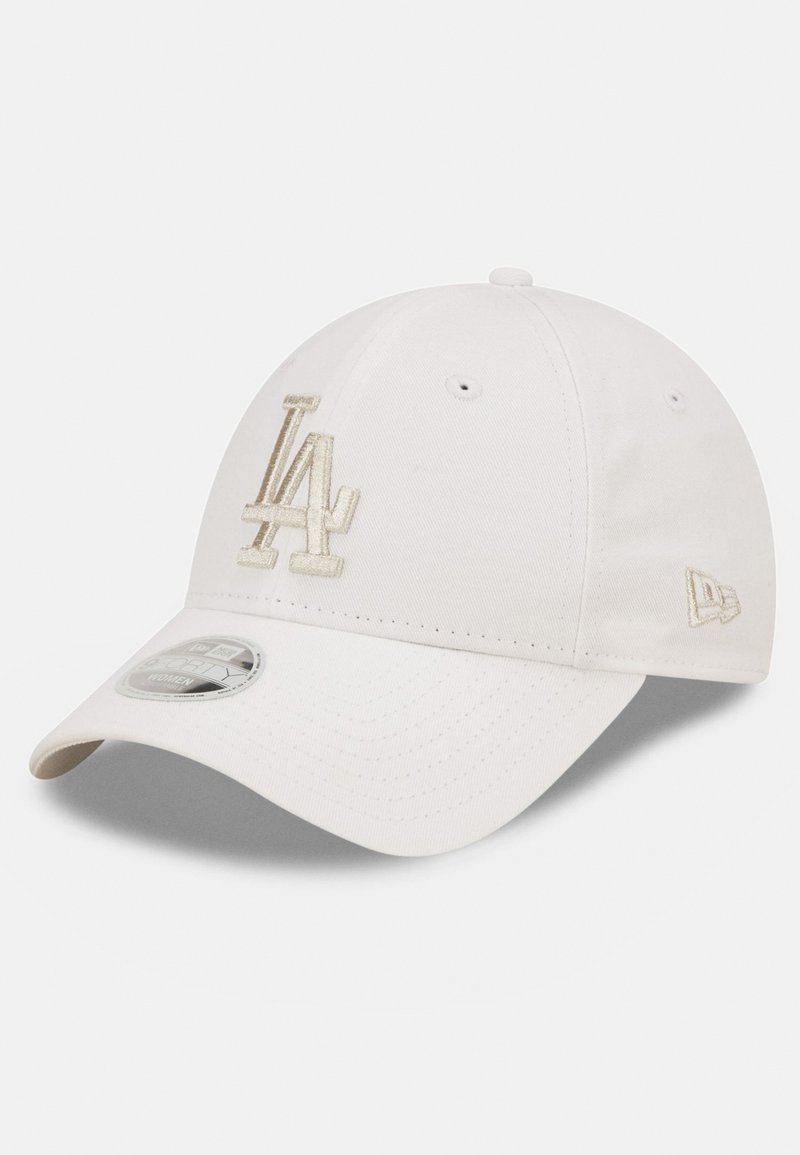 Gorra de béisbol blanca de algodón con el logo bordado "LA" en beige, costura en capas, visera curvada y correa ajustable en la parte posterior.