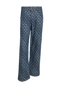 Rifľové nohavice s širokými nohavicami, zdobené opakujúcim sa vzorom lístkov v svetlom a tmavom modrom odtieni, s tradičným dizajnom s piatimi vreckami a kovovým zapínaním na gombík.