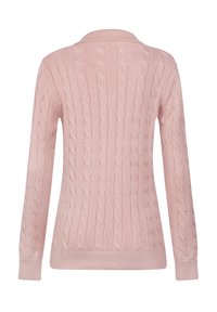 Maglione lavorato a maglia rosa chiaro con motivo a trecce, maniche lunghe e colletto e orlo a coste. La vista posteriore mette in risalto la texture del design.