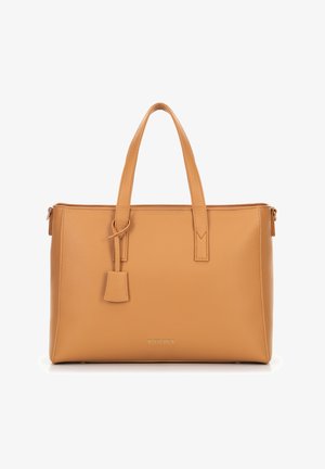 Sac fourre-tout en cuir tan avec deux poignées supérieures, forme rectangulaire, surface texturée et une petite étiquette de bagage. Il dispose d'une fermeture zippée.