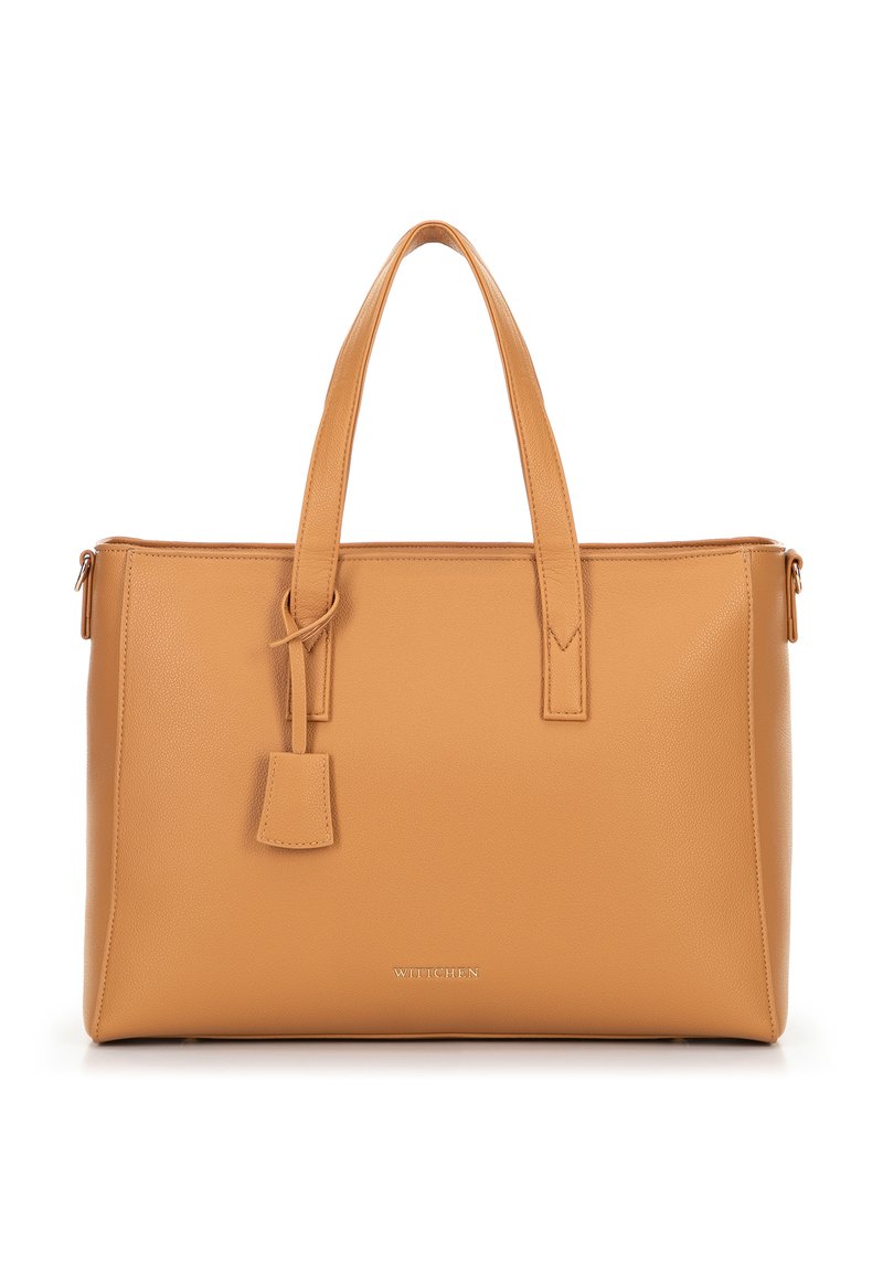 Bolso tote de cuero marrón con dos asas en la parte superior, forma rectangular, superficie texturizada y una pequeña etiqueta de equipaje. Cuenta con un cierre con cremallera.