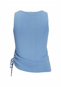 Jasnoniebieski top bez rękawów z żebrowanej struktury, z marszczeniami po bokach i przewiązaną ozdobą u dołu.