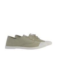 Zapatillas de lona verde claro con perfil bajo, puntera de goma blanca y cierre con cordones. Presentan detalles de costura sutil.