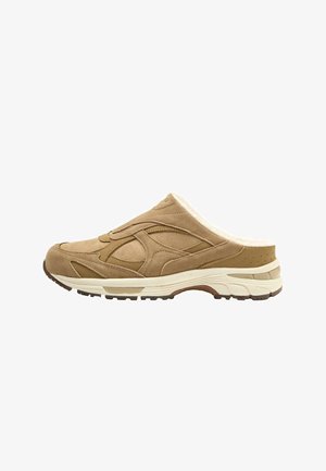 Scarpa slip-on in camoscio marrone con interno peloso, caratterizzata da un design strutturato, tomaia imbottita e suola a contrasto bianca e marrone.