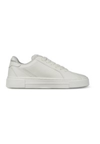 Sneaker in pelle bianca con superficie liscia, punta rotonda, sei fori per i lacci e suola piatta in gomma. Dettagli di cucitura discreti e accenti grigi.