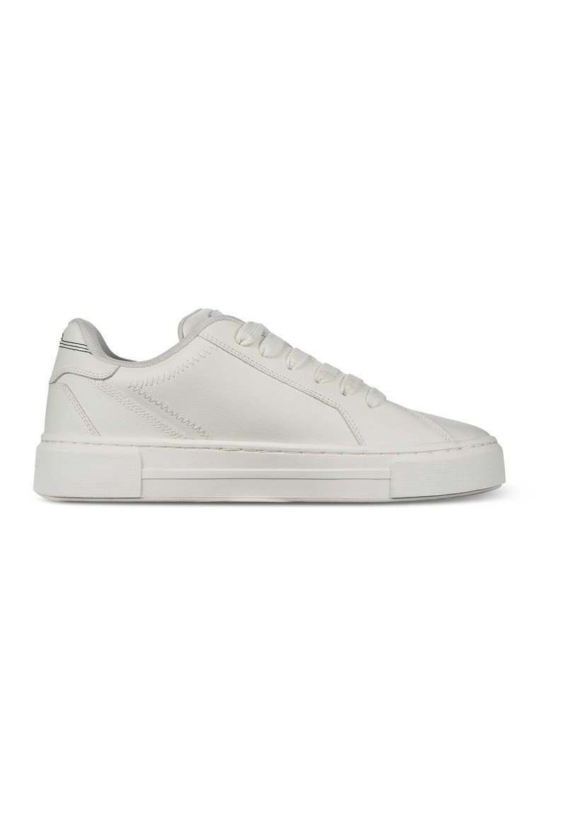 Sneaker in pelle bianca con superficie liscia, punta rotonda, sei fori per i lacci e suola piatta in gomma. Dettagli di cucitura discreti e accenti grigi.