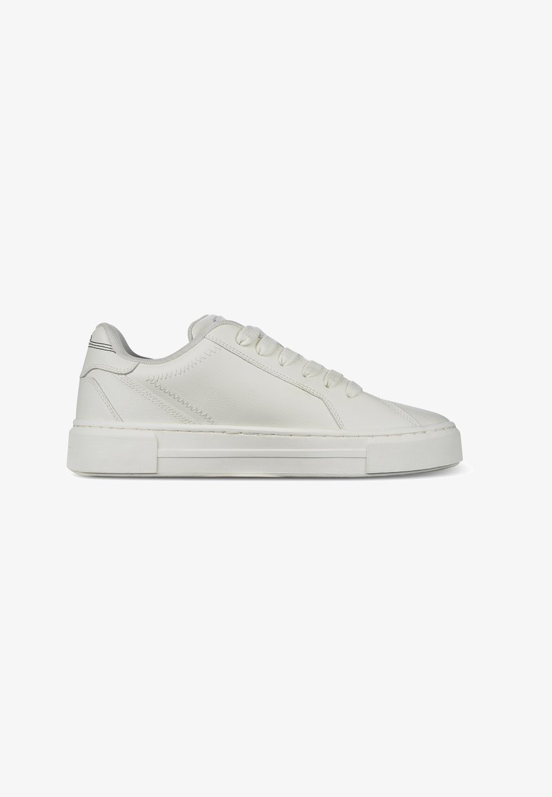 Sneaker in pelle bianca con superficie liscia, punta rotonda, sei fori per i lacci e suola piatta in gomma. Dettagli di cucitura discreti e accenti grigi.