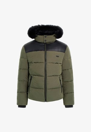 Oliwkowa puchowa kurtka z czarną skórzaną panelem na ramieniu i sztucznym futrem na kapturze. Posiada boczne kieszenie zapinane na zamek oraz ściągacze na mankietach.