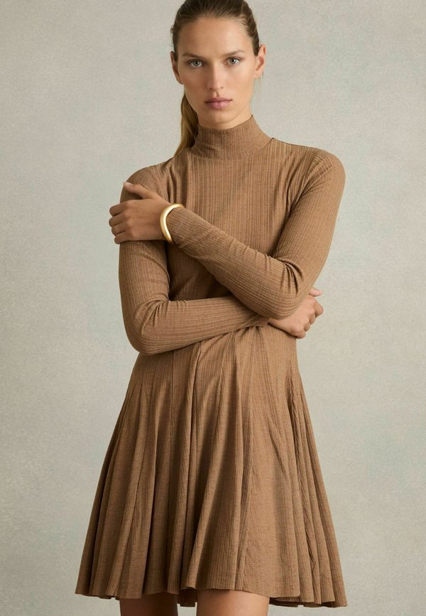 REGULAR FIT SAVANNAH FLARED MINI - Strickkleid - camel