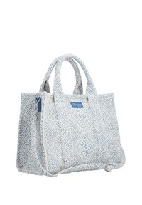 Sac fourre-tout en tissu à motifs bleu et blanc avec doubles poignées, sangle latérale avec boucle, et petite étiquette de marque à l'avant.