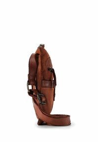 Borsa a tracolla in pelle marrone con finitura morbida e strutturata, dotata di una tasca laterale, tracolla regolabile e dettagli in metallo.