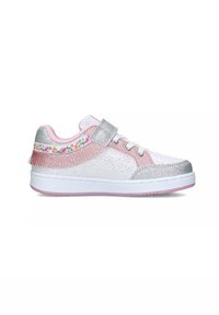 La sneaker presenta una toma superiore bianca glitterata con accenti rosa e argento, dettagli floreali sulla cinghia e una suola bianca con rifiniture rosa.