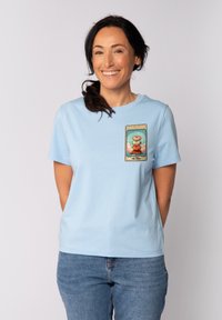 Helle blaue Baumwoll-T-Shirt mit rundem Halsausschnitt und kurzen Ärmeln, ausgestattet mit einem grafischen Druck auf der Vorderseite in lebendigen Farben und rechteckiger Form.