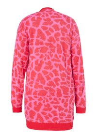 Luddig rosa stickad cardigan med ett leopardmönster i mörkare rosa, med en solid röd ribbad krage och fåll, samt långa ärmar.