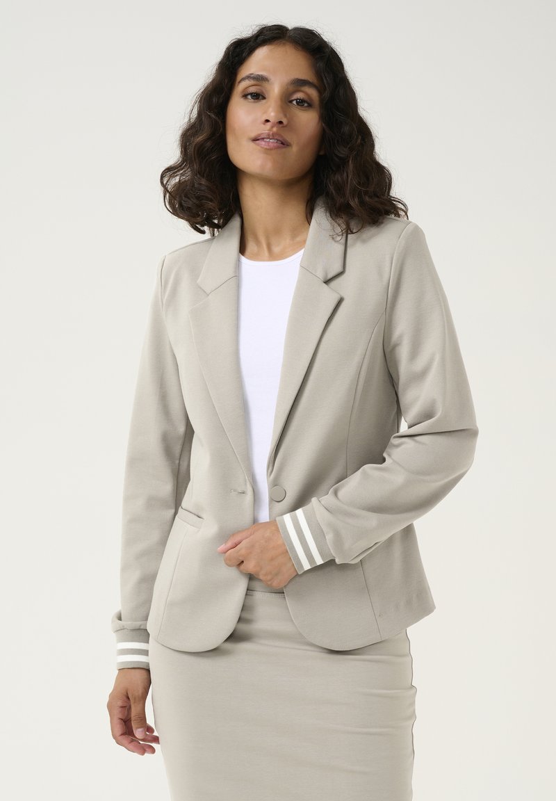 Lichtgrijze getailleerde blazer met een enkele knopsluiting, op maat gemaakte revers en gestreepte manchetten, gecombineerd met een bijpassende rok. Soepele stoftextuur.