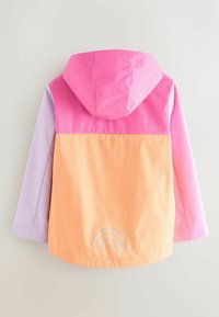 Otroška dežna jakna s color-block vzorcem, roza kapuco, roza zgornjim hrbtom, svetlo vijoličastimi rokavi in breskvasto spodnjim delom hrbta z odsevnim mavričnim detajlom.