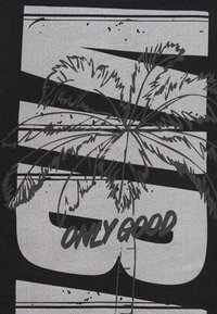 Černé tričko s šedou grafikou, která zobrazuje siluety palem a text "JEN DOBRÉ" v tučném, stylizovaném písmu. Texturovaný povrch látky.
