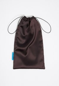 Pochette en satin marron foncé avec cordons noirs fins et une étiquette en tissu bleu sur fond blanc.