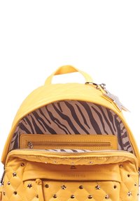 Geel gewatteerde rugzak met zilveren steraccenten, de binnenkant heeft een zebra-print voering en een ritsvak. Inclusief handvat aan de bovenkant.