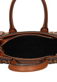 Borsa a mano in pelle marrone con pannello stampa leopardata, con interno in tessuto nero e cerniera dorata. Doppio manico nella parte superiore.