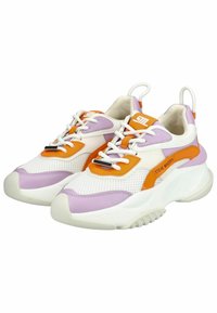 Baskets de sport blanches et lavande avec des accents orange. Matériau en mesh et synthétique, semelle épaisse et fermeture à lacets. Marquage sur le côté.