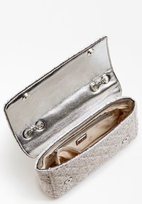 Grå tweed clutch med et metallic sølv indre, topklap med snaplukning og en lynlås lommer indeni. Glat tekstur med subtile mønstre.