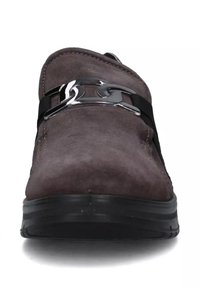 Scarpa in suede grigia con punta arrotondata, dotata di una cinghia accentuata in metallo e dettaglio elastico nero lungo l'arco del piede. Suola bassa e robusta.