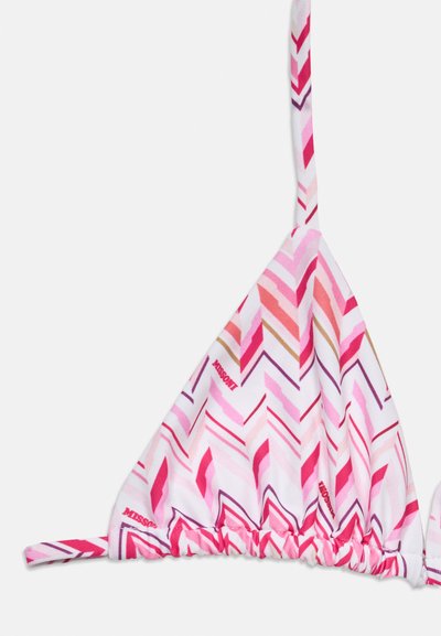 Τρίγωνο μπικίνι τοπ με ρίγες σε ροζ, κόκκινο και λευκό chevron και κείμενο "Missoni", με λεπτές τιράντες και ελαστικό κάτω άκρο με ρίγες.