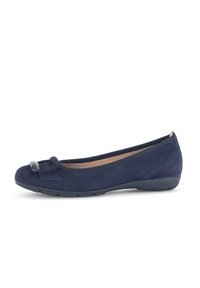 Ballerines en daim bleu marine avec un bout arrondi, un détail en nœud et une petite pièce d'accent à l'avant. Texture lisse et semelle flexible.