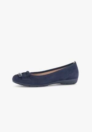 Navyblauwe suède ballerina's met een ronde neus, strikdetail en een klein accentstukje aan de voorkant. Soepele textuur en flexibele zool.