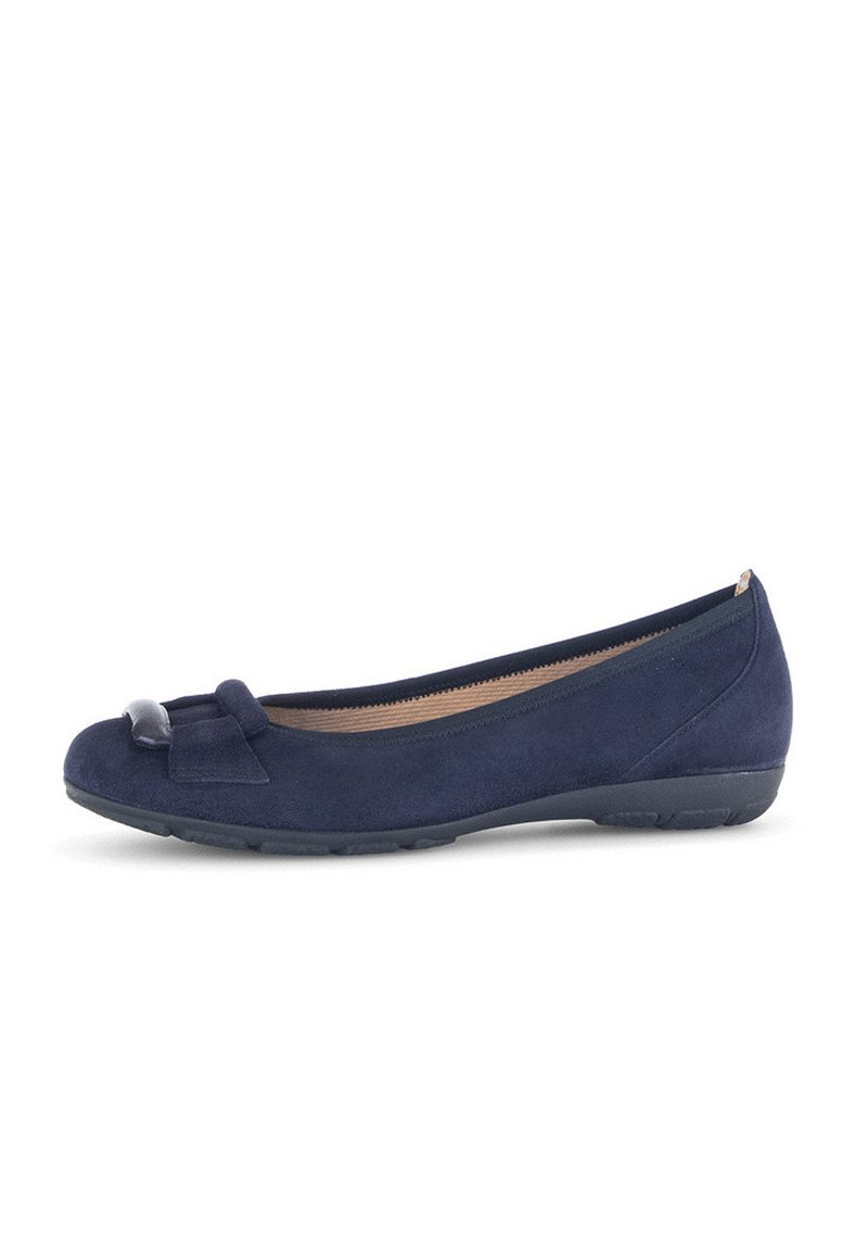Ballerines en daim bleu marine avec un bout arrondi, un détail en nœud et une petite pièce d'accent à l'avant. Texture lisse et semelle flexible.