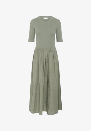 Kootud ribidega kleit tuhmrohelises värvitoonis lühikeste varrukatega. Ülasärk on figuuri järgi lõigatud ja seelik on kokku volditud voolava silueti saavutamiseks.