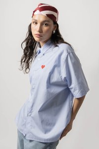 Korte mouwen, lichtblauw gestreept overhemd met knoopsluiting en een rode hartafbeelding. De stof lijkt glad; heeft een relaxed fit.